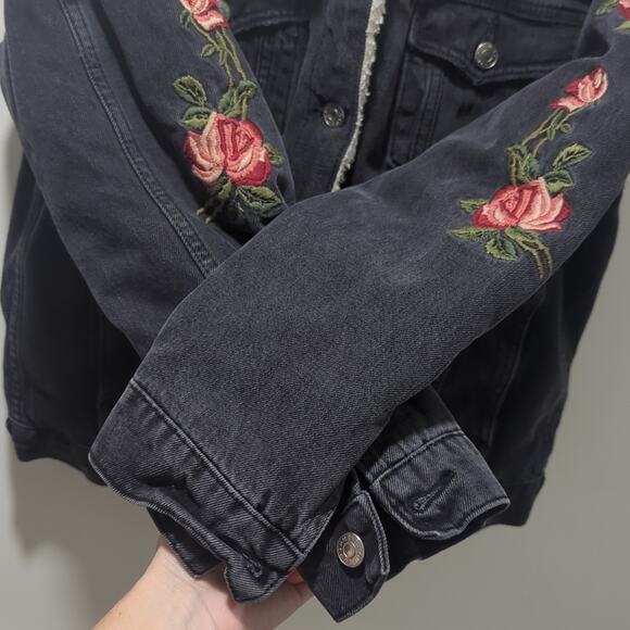 Topshop Moto Black Denim Jacket Sherpa Lined Embroidered Roses Women's Size 6 - Picture 6 of 8